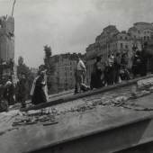 Passanten gehen über die im Krieg schwer beschädigte Schweden- brücke Foto: Otto Croy Wien, 1945