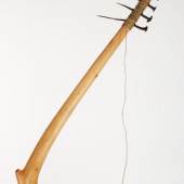 Bereits 2000 entstand das archaische Objekt Schwert + Pflugschar von Peter Otto Hilsenbek (Buche-Astbruch von Sturm Lothar, verrostete Nägel
aus der Barockzeit) (Foto: Museum).