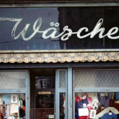 Geschäftsansicht: Wäsche Maria Binder, 17., Hernalser Hauptstraße 151 Trude Lukacsek 1993 (Aufnahme) 2009 (Druck) 1/24 