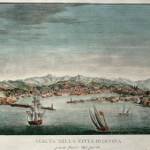 Veduta della Citta’ di Genova – presa fuori del porto”  Panoramaansicht der Hafen- und Industriestadt Genua vom Meer aus gesehen. Segelboote vor der Einfahrt in den Hafen, beidseitig Leuchttürme auf den Landzungen.