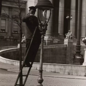 Heinrich Steinfest, Laternenwärter vor dem Parlament, © Heinrich Steinfest, Foto: TimTom, Wien Museum