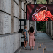  Joan Jonas, „Wolf Lights“, Installationsansicht Haus der Kunst 2022, Foto: Franz Kimmel