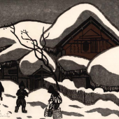 Saitô Kiyoshi (1907-1997)  Eine Winterszene aus dem ländlichen Aizu (heute Präfektur Fukushima). Vor einem großen, Anwesen mit Kura (Lagerhaus), dick mit Schnee bedeckt, zwei Kinder, von denen eines mit hohen Schneeschuhen aus Stroh durch den tiefen Schnee geht.
