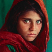  (Lot 642, € 13/15.000).Das ikonische „Afghan Girl“, das Portrait der12-jährigen Sharbat Gula