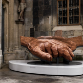 Raising Hands ist ein partizipatives Kunstprojekt von Julia Bugram, das zwei sich helfende Hände aus einer Million 1-Cent-Münzen zeigt. © Jolly Schwarz