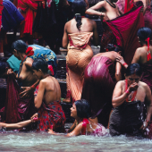  Lot 206 - STEVE MCCURRY (*1950)  Start price: €3.000 Ritual washing in the Baghmati River, Kathmandu, Nepal 1983  Estimate: €5,000 - €6,000 Fees apply