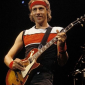 Mark Knopfler playing: his Gibson Les Paul Reissue, 1983, on the Brothers In Arms Tour, 1985 © Ebet Roberts / Getty Images