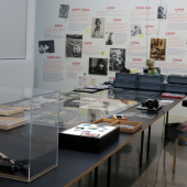 Besucher*innen können in Literatur und Polaroids aus den 1960/70er Jahren stöbern und auf Quellensuche gehen. 