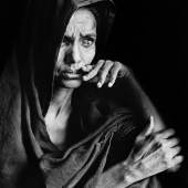 Sebastião Salgado Goundam region. This woman blinded by sandstorms and chronic eye infections, has reached a refugee camp. Mali, 1985 Fotografie, 60 x 50 cm / 23.6 x 19.6 inches Schätzpreis: € 6.000-8.000