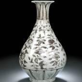 Seltene kupferrot dekorierte Vase 'yuhuchunping' mit vier verschiedenen Blüten. Schätzpreis: 200000 	