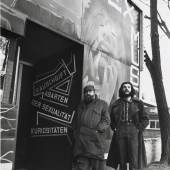 Michael Horowitz, Helmut Qualtinger und André Heller vor dem Sex-Museum im Wiener Prater, 1970er Jahre, Sammlung Museum