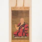 875 Rollbild Japan, wohl Kamakura-Zeit (14. Jh.). Tusche und Farben auf Seide. Ryuchi, einer der acht  Shingon-Patriarchen, auf einem Teppich sitzend, eine Vajra in  seiner Rechten haltend. O.l. Aufschrift. (Min. Knicke und  Falten). Montierung als Rollbild in Seidenpassepartout. 94,5 x  57 cm. (4456009)	1 500,-- EURO