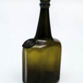 Seltene Siegelflasche Schweden, Glashütte Henrikstorp, datiert "1752" Olivfarbenes Glas mit Abriss.