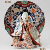 Sitzende Geisha als Figurine. Im Kakiemon-Stil polychrom staffiert. Japan, 19. Jh. H 27 cm. Rgb.
Ausrufpreis: 360 Euro