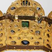 Reichskrone Detail: Innenseite der gebrochenen rechten Schläfenplatte, repariert mithilfe eines bogenförmigen Goldblechs © KHM-Museumsverband