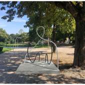 skulptur carola dertnig- stadtpark feldenkreis lucia westerguard 2023 courtesy carola dertnig galerie crone