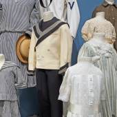 Diese Kleidung trugen Kinder vor 100 Jahren. Aber wie verbrachten sie ihre Freizeit? Darum geht es in der Sommerferienaktion des Textilwerks Bocholt. Foto: LWL / Betz