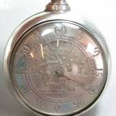 Bemerkenswerte Spindeltaschenuhr um 1800 in silbernem Schutzgehäuse, England. Glattes silbernes Übergehäuse mit aufgewölbtem Glas. Einzeigeruhr, silbernes Zifferblatt mit reichen matten und polierten Gravuren, zentrale Stadtsilhouette u. weiblicher. Akt unter Sternenhimmel, Datumsanzeige, arab. Ziffernring, feiner originaler Eisenzeiger. Hohes feuervergoldetes Messing-Spindelwerk, mit Kette und Schnecke auf runden Werkpfeilern, schöner, durchbrochener Spindelkloben in Renaissance-Ornamentik mit Greifen u. feinsten floralen Motiven, gebläute Schrauben, Originalschlüssel. Werk intakt, bedarf jedoch der Reinigung. Revers signiert:"Wn Roberts Derby, Nr. 4702". Durchmesser mit Schutzgehäuse: 5,6 cm. (o. Aufhängung gem.). Limitpreis:	700 €