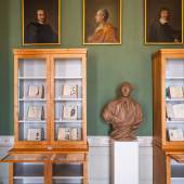 Ausstellungsansicht im Bibliothekszimmer des Prinzen Heinrich  © SPSG / Frank Burchert