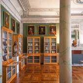  	  Ausstellungsansicht im Bibliothekszimmer des Prinzen Heinrich  © SPSG / Frank Burchert