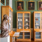 Ausstellungsansicht im Bibliothekszimmer des Prinzen Heinrich  © SPSG / Frank Burchert