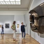 Ausstellungsansicht „Herausragend! Das Relief von Rodin bis Picasso“ Foto: Städel Museum – Norbert Miguletz