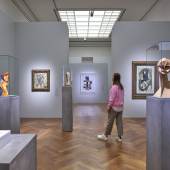 Ausstellungsansicht „Herausragend! Das Relief von Rodin bis Picasso“ Foto: Städel Museum – Norbert Miguletz