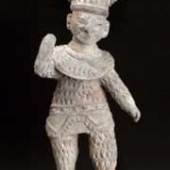 Statue de guerrier. Equateur - Colombie, Tumaco
500 av. - 500 ap. J.-C.,
Céramique crème avec quelques restes de pigments
H : 44 cm
© Galerie Furstenberg
