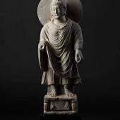 Stehender Buddha auf Plinthensockel mit Draperiefries. Ausrufpreis:	4000 Euro