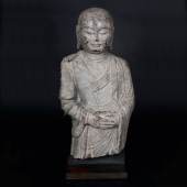 Sehr seltener und äußerst feiner Stein-Torso des Luohan Ananda China, 17. Jh. (Ming-Dynastie 1368-1644). Limitpreis:	12.000 € 