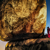 Steve McCurry · Monks praying at Golden Rock 1994 · 101 x 76 cm · Edition of 15