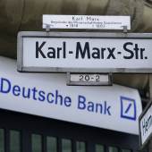 Straßenschild der Karl-Marx-Straße in Berlin-Neukölln, 2016  Foto picture alliance, Sascha Steinach 