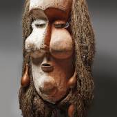 Lot 101 Große Suku-Maske Demokratische Republik Congo Holz, Kürbisse u.a., H 113 cm Taxe: € 20.000 – 30.000,-