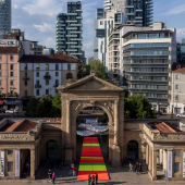 Fuorisalone 2023, l'installazione "Light – Floating Reflection: Ingo Maurer Porta Nuova emozione" - Foto di Giuliano Koren 