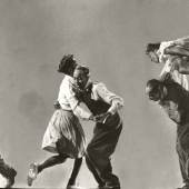 Foto: Leon James und Willa Mae Ricker führen einen Lindy Hop Schritt...