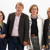 Das Tata Ronkholz Komitee (v.l.n.r.): Gabriele Conrath-Scholl, Stefan Gronert, Barbara Hofmann-Johnson  Direktorin Van Ham Art Estate: Renate Goldmann (ganz rechts)