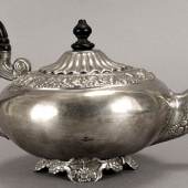 Katalog-Nr. 553 - Teekanne mit ebonisiertem Holzgriff und Deckelknauf wohl Silber, Frankreich 18. Jahrhundert