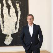 Thaddaeus Ropac Salzburg vor dem Kunstwerk von Georg Baselitz Arrivato a passo, Signora Kraut 2019_ 