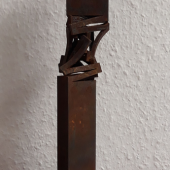 Arbeit 32: Thomas Röthel, Drehung, Stahl auf Steinsockel,2020, Höhe 39 cm. 1.980 €