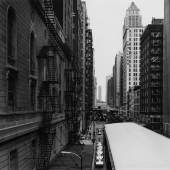 Thomas Struth  "Wabash Avenue / The Loop".  Chicago 1990 | Gelatinesilberabzug  Eines von 10 Exemplaren | 45,5 x 56,2cm  Schätzpreis: 9.000 – 10.000 Euro