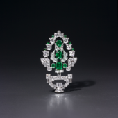 Art Deco brooch, mounted in platinum, set with 15 carats of emeralds and 20 carats of diamonds, numbered 031530 Artist: Paris, 1934. Accompanied by the Mauboussin certificate of authenticity.
Art Dealer: Epoque Fine Jewels kortrijk