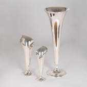 ((Bild „Tiffany-Vasen“, Bildnachweis: Kunsthaus Nüdling)) Kostbares Tiffany-Silber: Drei Vasen, präsentiert vom Kunsthaus Nüdling aus Fulda auf der Antik & Kunst.