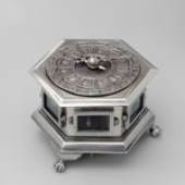Tischuhr hexagonal aus massivem Silber von Friedrich I. Heusermann, 1. Hälfte 18. Jhd., Zofingen
Foto: Schweizerische Landesmuseen