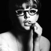 Modell mit Brille der Marke Viennaline, 1950er-Jahre