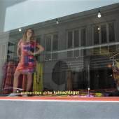Und hier Luisa Reinthaler mit einem wunderbar farbenfrohen Sommerkleid von Ulrike Halmschlager - fotografiert von Larry Williams in der Galerie V&V.