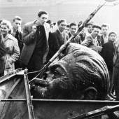 Rolf Gillhausen Kopf des gestürzten Stalindenkmals, Budapest Oktober 1956 © Rolf Gillhausen