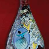 Vase - “Tu’ Gutes und wirf es ins Meer; Sieht es der Fisch nicht, so sieht’s doch der Herr” sprichwörtlich stilisierter Teller. Dekorative Handbemalung, Anwendung von Lasurtechnik, Auftragung mit farbiger Glasur.