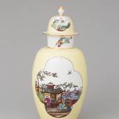 Vase aus einer Meissner Garnitur, Meissen, um 1735-40 Porzellan mit Aufglasurfarben und Gold © Porzellansammlung, SKD, Foto: Adrian Sauer 