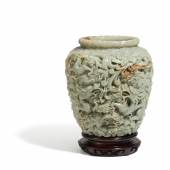Große Vase mit den neuen Söhnen des Drachen China. 20. Jh. | Grüne Jade Gewicht 9,88kg, Höhe 26cm Ergebnis: 19.200 Euro 