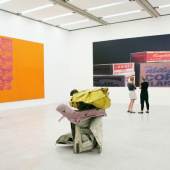 Bildsujet: Ausstellungsansicht Museum der Wünsche Von links: Andy Warhol, Orange Car Crash, 1963 John Chamberlain, Trixie Dee, 1963 Louise Lawler, Plexi (Adjusted to fit), 2010/2011 Foto: Julia Stix © mumok 